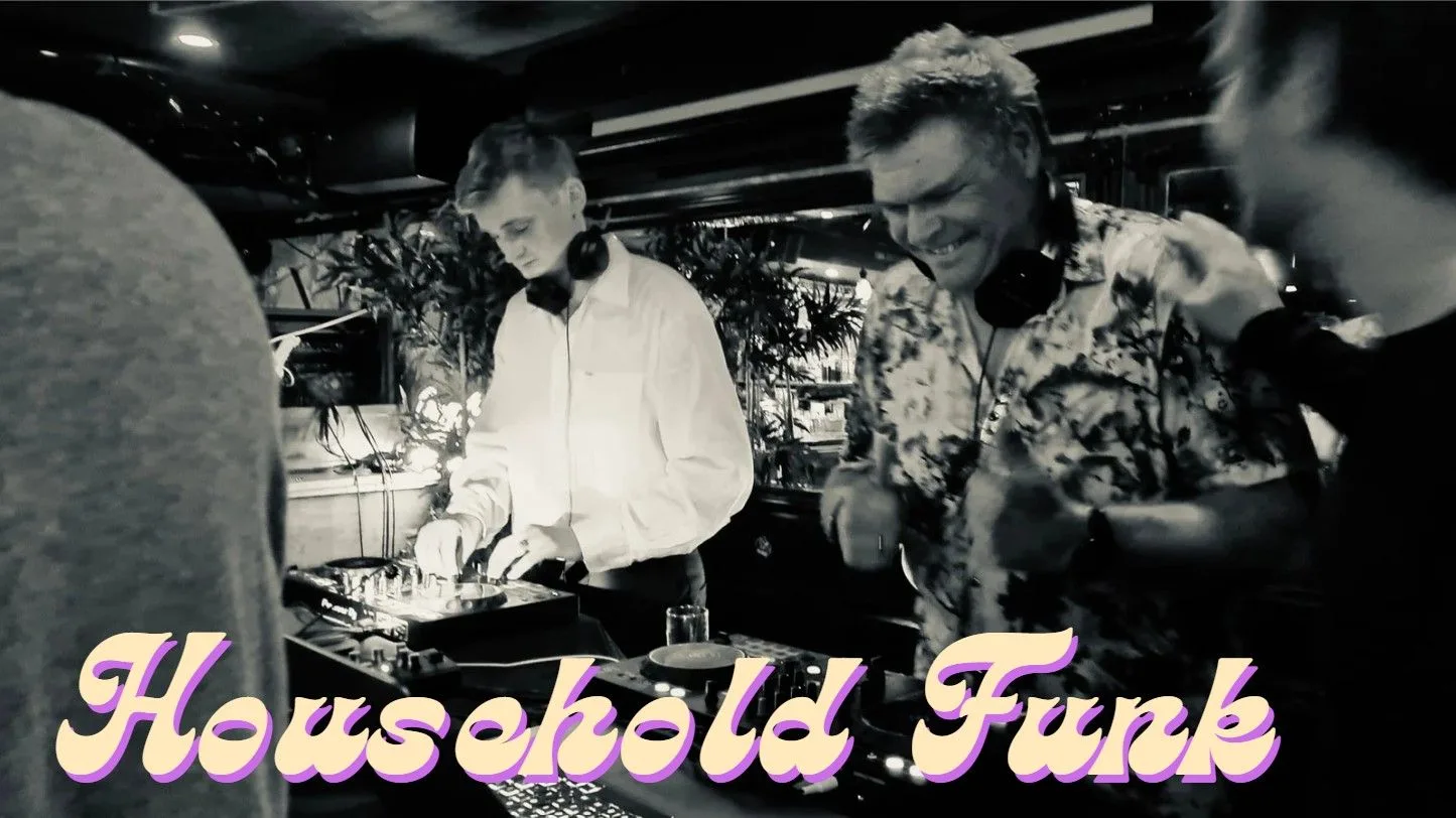 Household Funk by Mixed Grooves - de dj's in actie v3 De Household Funk dj's DINHO en ROYCE in zwart wit beeld acher de draaitafels.