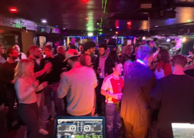 Ruimte vol dansende mensen tijdens een Mixed Grooves feest - dansen op een mix aan muziek met een mix aan leeftijden.
