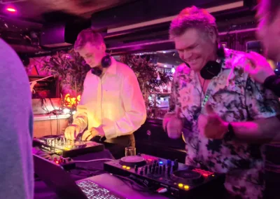 2 Mixed Grooves dj's achter hun mixset.