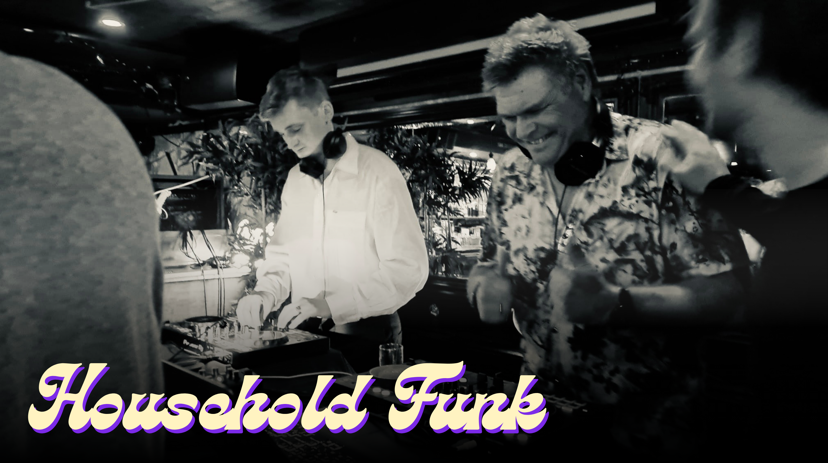 Whiteboard party (2) De Household Funk dj's DJ SUGO en ROYCE in zwart wit beeld acher de draaitafels.